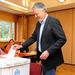 Pécs, 2010. október 3. Páva Zsolt, a Fidesz-KDNP pécsi polgármesterjelöltje leadja szavazatát a Kereskedelmi Központban, a pécsi 2-es számú választókerület 33-as szavazókörében