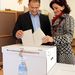 Debrecen, 2010. október 3. Kósa Lajos polgármesterjelölt, a Fidesz ügyvezető alelnöke a debreceni 11. választókerület 71. számú, a Széchenyi utcai óvodában kialakított szavazókörben adja le voksát feleségével Porkoláb Gyöngyivel