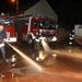 Tűzoltók mossák a vörösiszappal borított utcát