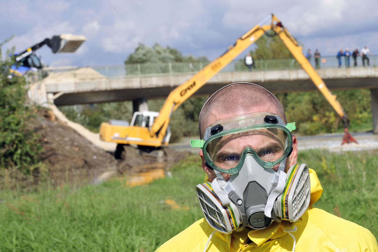Tóth József, a környezetvédelmi hatóság munkatársa a Rábából vett vízmintát elemzi
