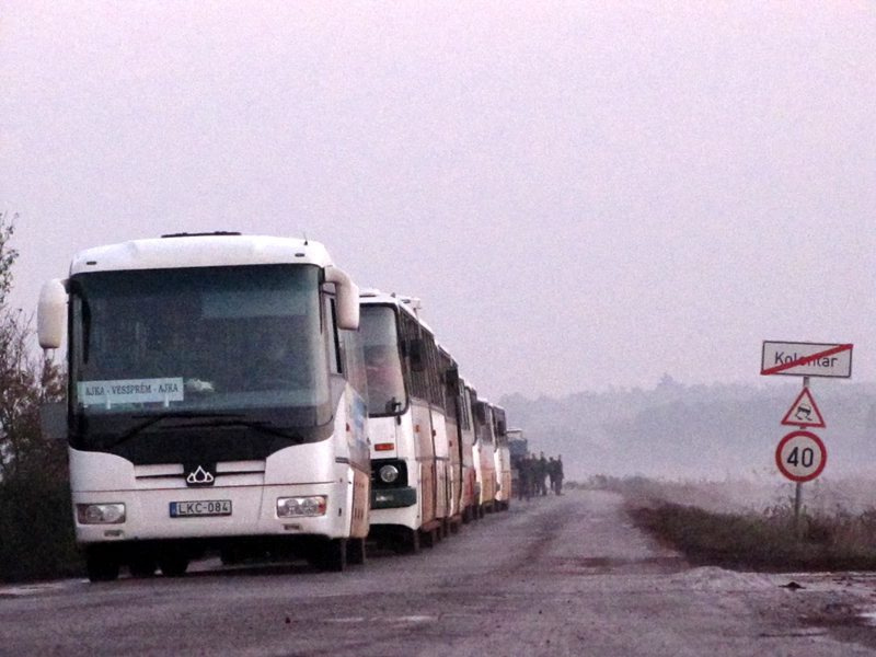 Autóbuszok sorakoznak a település határában