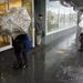 Emberek küzdenek az erős széllel és esővel Nagykanizsán a Fő úton