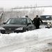 Egy autót tolnak a hóban az M70-es autóúton ahol feltorlódott a sor, miután egy személyautó kamionnal ütközött. 