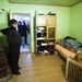 Lakatos Anikó áll abban a szobában, ahonnan az ágy alól vasárnap késő délután féltestvérét, Horváth Istvánt elvitték a rendőrök