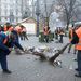 Budapest, 2011. január 1. A Fővárosi Közterület-fenntartó Vállalat dolgozói az éjszakai szilveszterezők után takarítják a Vörösmarty teret. 