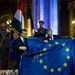 Orbán Viktor miniszterelnök (b) és Yves Leterme ügyvezető belga kormányfő kibontotta az EU-elnökséget jelképező zászlót. 
