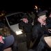 A rendőrök el akarják vinni Kiss Róbertet, a tüntetők útjukat állják