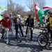 LMP szimpatizánsok rendőri biztosítással kerékpárral járják végig Budapesten a forradalom nevezetes helyeit