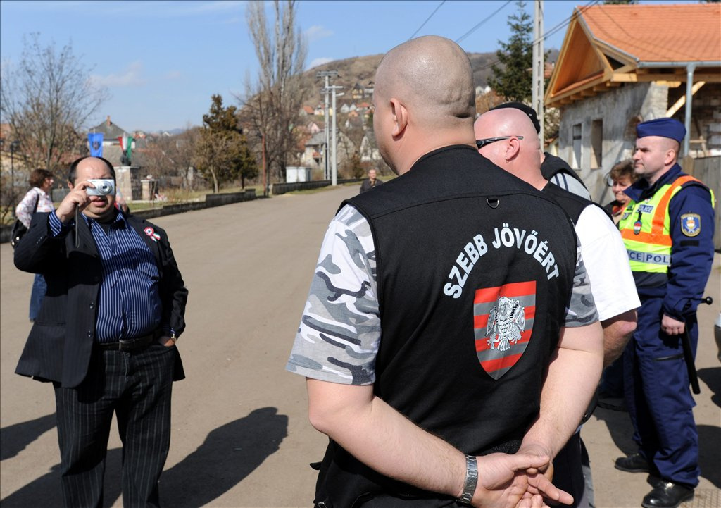 Iványi Gábor metodista lelkész (b) és Horváth Aladár, a Roma Polgárjogi Alapítvány elnöke (b3) 