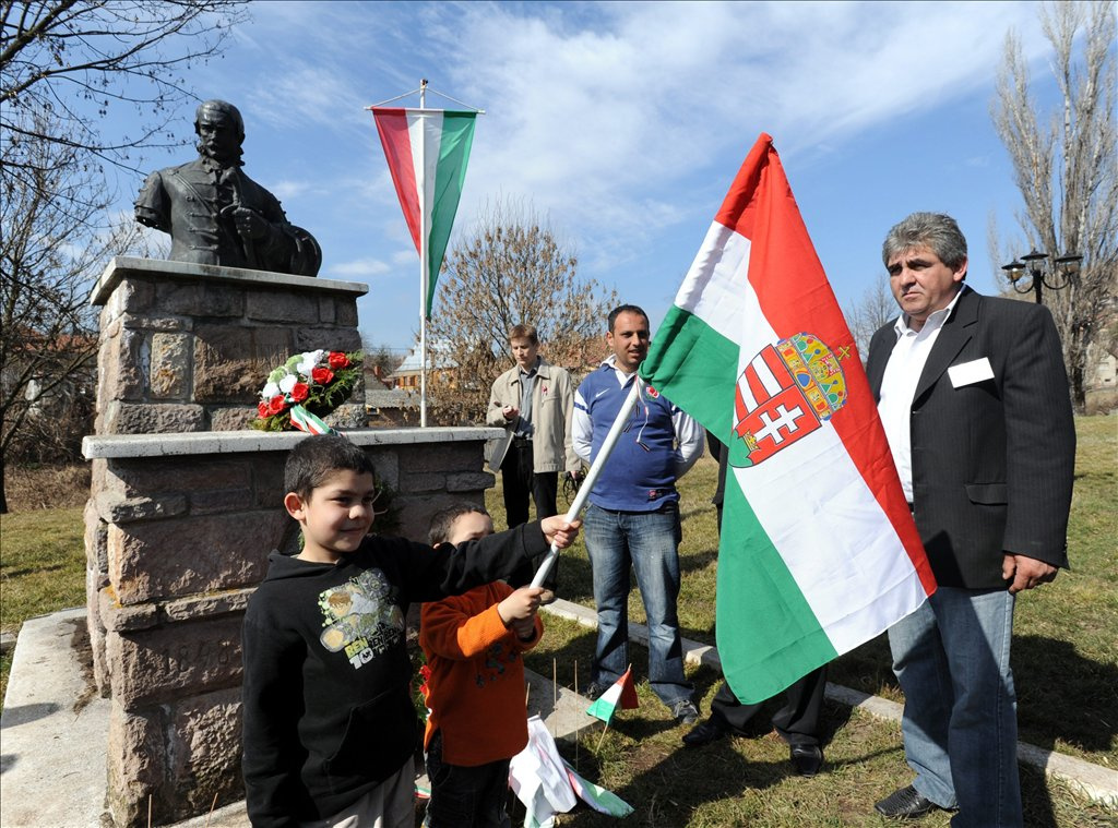 Iványi Gábor metodista lelkész (b) és Horváth Aladár, a Roma Polgárjogi Alapítvány elnöke (b3) 