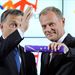 Orbán Viktor magyar miniszterelnöktől kapott EU-zászlót fog Donald Tusk lengyel kormányfő Varsóban, ahol Magyarország átadja az Európai Unió soros elnökségét Lengyelországnak