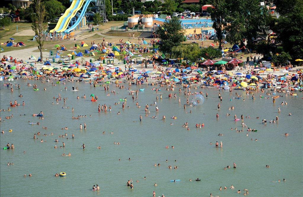 Fesztiválozók a vízben Zamárdiban a Balaton Sound alatt