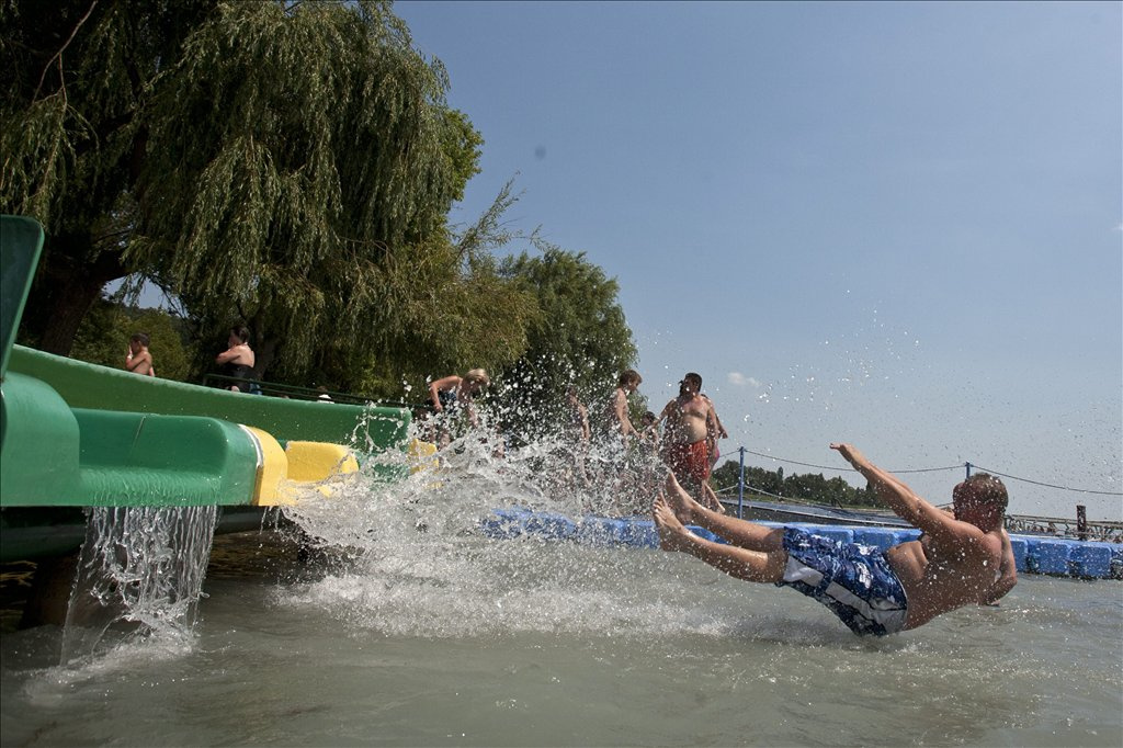 Fesztiválozók a vízben Zamárdiban a Balaton Sound alatt