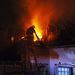 Tűzoltók dolgoznak Budapest XVI. kerületében éjszaka, ahol feltehetően villámcsapás miatt gyulladt ki a Fábián utca 9. számú családi ház teteje
