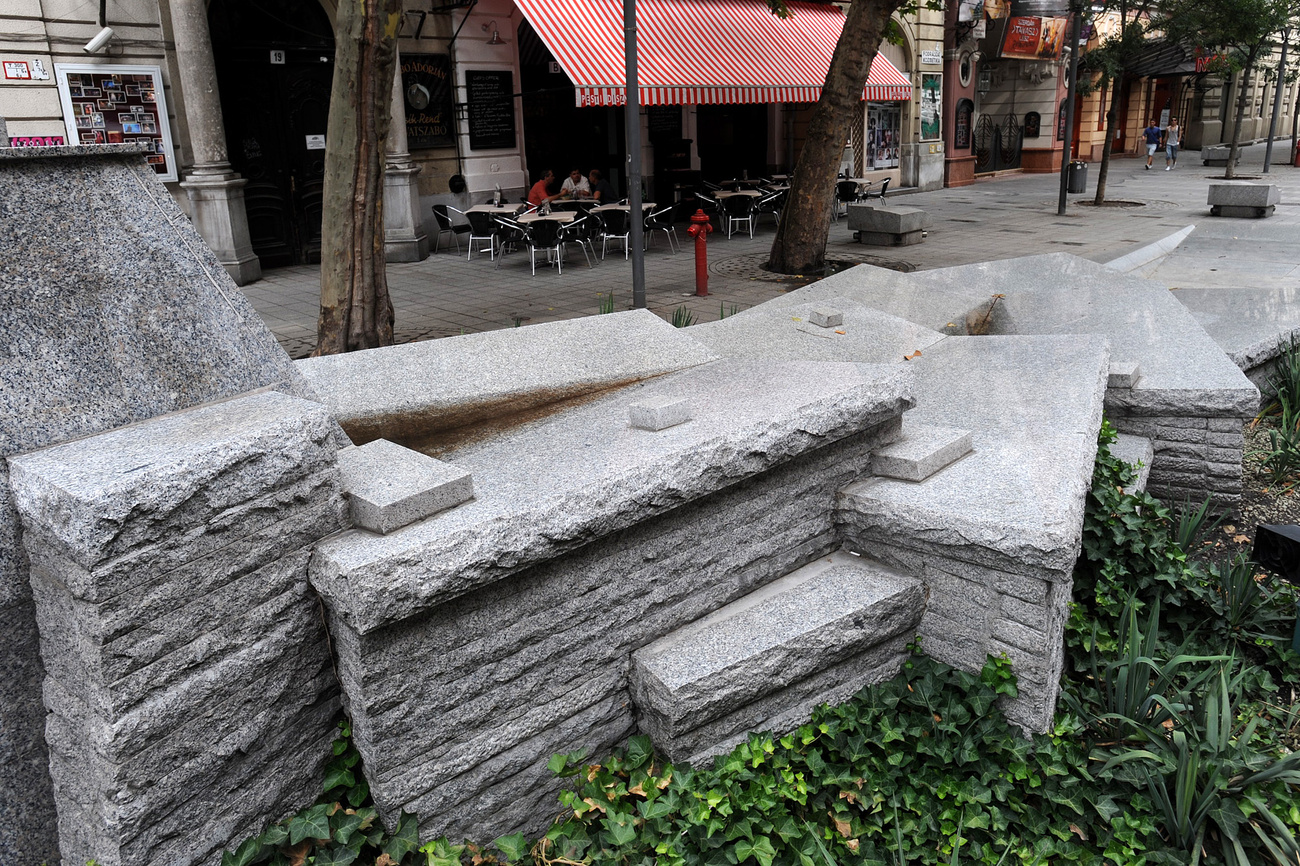 A Mikszáth Kálmán téri szökőkút két hete még nem működött