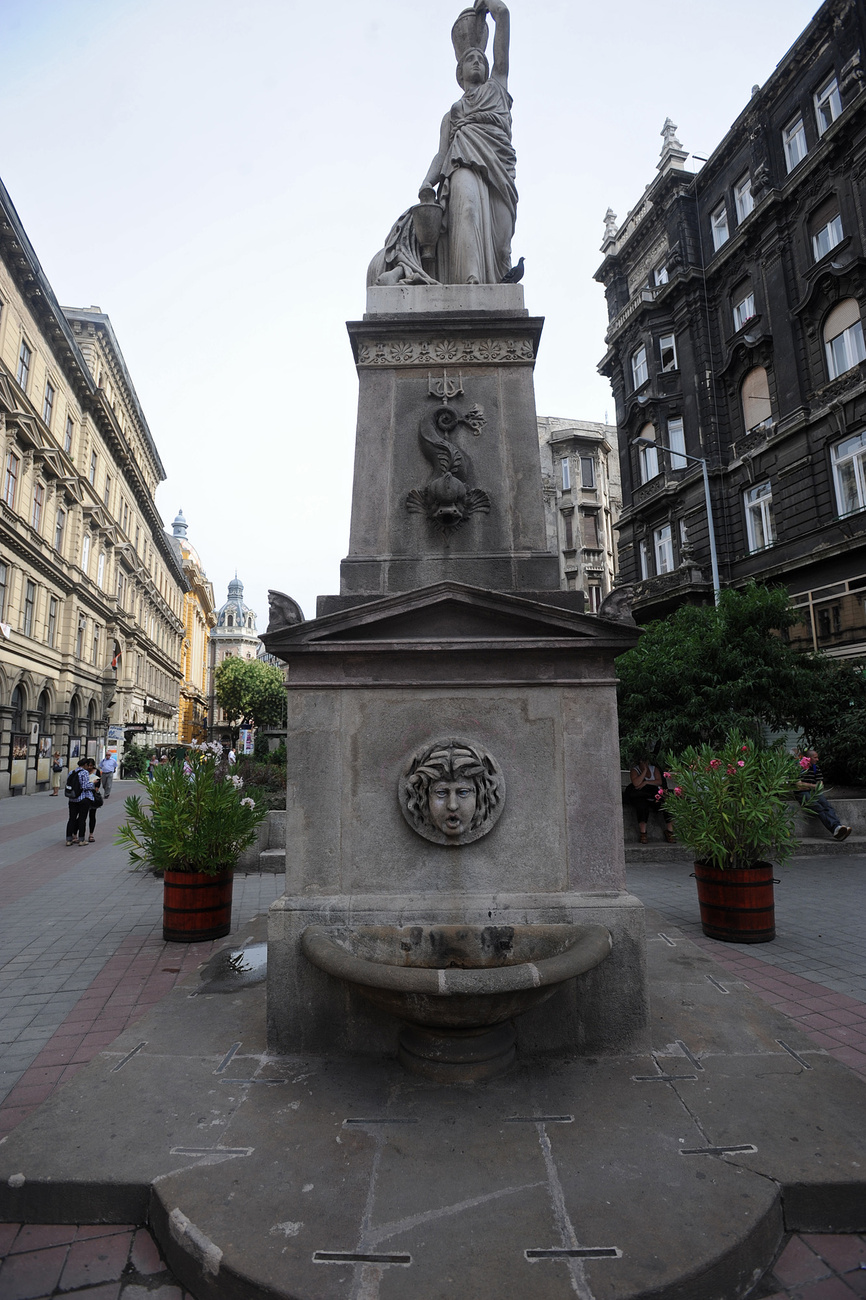 A Mikszáth Kálmán téri szökőkút két hete még nem működött