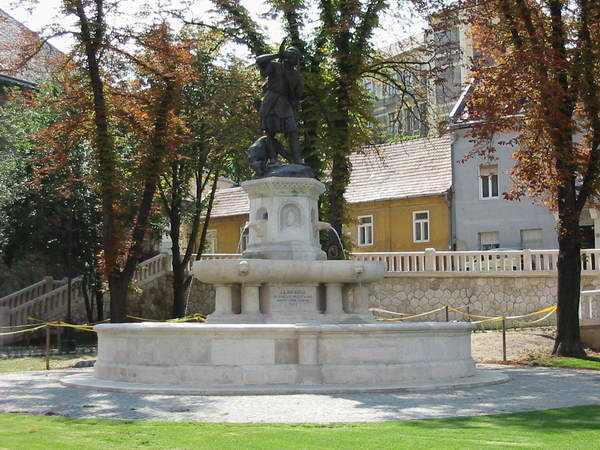 A Mikszáth Kálmán téri szökőkút két hete még nem működött
