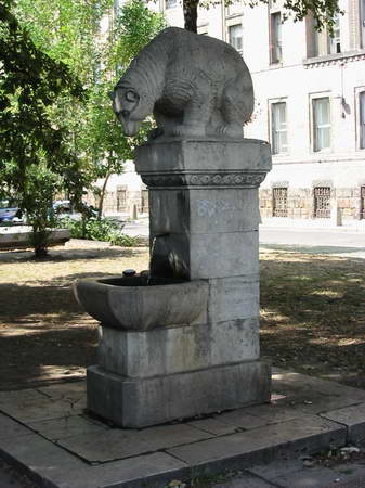 A Mikszáth Kálmán téri szökőkút két hete még nem működött