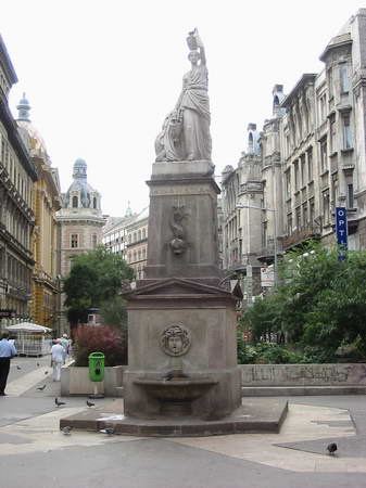 A Mikszáth Kálmán téri szökőkút két hete még nem működött