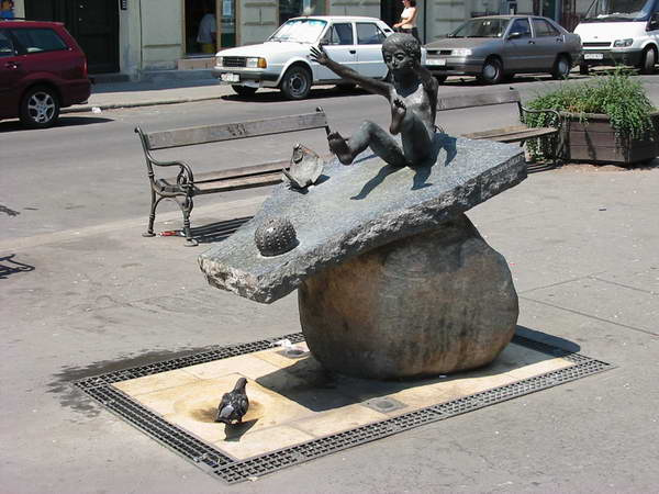 A Mikszáth Kálmán téri szökőkút két hete még nem működött