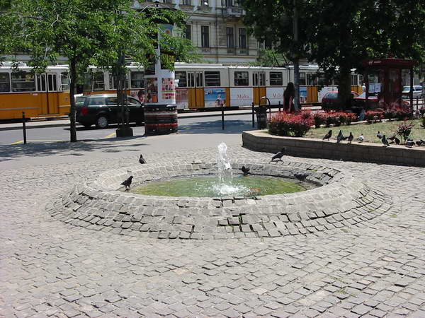 A Mikszáth Kálmán téri szökőkút két hete még nem működött