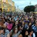 Résztvevők várják az eredményeket a felsőoktatási felvételi ponthatárok nyilvánosságra hozatala alkalmából megrendezett „Pont Ott Partin”, a pécsi Széchenyi téren