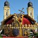 A Szent Korona nevű virágkocsi halad a Debreceni Református Nagytemplom előtt