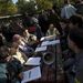 Résztvevők beszélgetnek egy asztalnál ülve a Békésen a valódi demokráciáért most! címmel a világ több mint 40 országában csaknem félezer városban kezdődött demonstrációsorozat keretében megtartott budapesti tüntetésen, az Erzsébet téren. 

