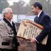 A fafaragóművész átadja az általa készített emléktáblát Lázár Jánosnak