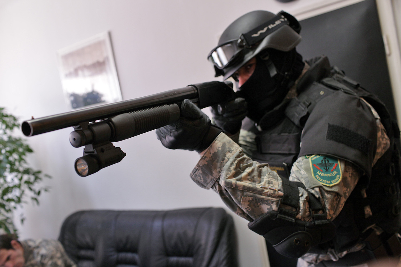 A NAV pénzügyőrei géppisztolyt is kapnak feladataik ellátáshoz, amelyeket az objektumok védelmére és a nagy értékű szállítmányok kísérésére használnak. 