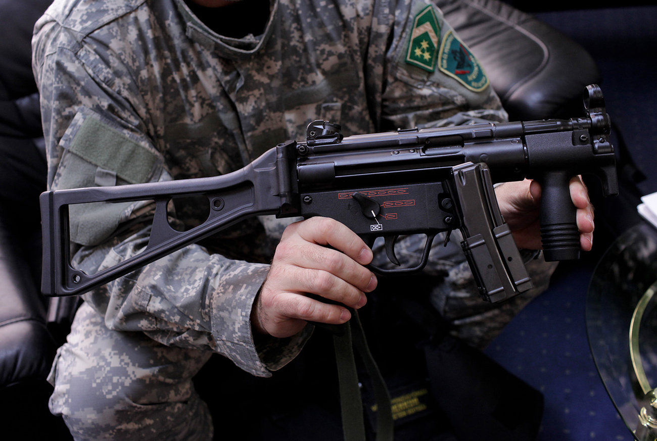 A NAV pénzügyőrei géppisztolyt is kapnak feladataik ellátáshoz, amelyeket az objektumok védelmére és a nagy értékű szállítmányok kísérésére használnak. 
