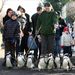 Jászberény, 2011. december 31. Látogatók és egy gondozó kísérik sétájukon a pápaszemes pingvineket (Spheniscus demersus) a Jászberényi Állat és Növénykertben. Az állatkert pingvincsapatát a téli időszakban minden nap megsétáltatják a létesítmény munkatársai. 