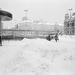 Budapest, 1987. január 12. Az utcai hőmérő -17 Celsius-fokot mutat a 30-50 cm-es hóval betakart Marx (1990-től Nyugati) téren. Jobbra, a Nyugati pályaudvar épületének a részlete.