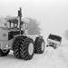 Lébénymiklós, 1987. január 17. Egy Rába-Steiger 250, duplakerekes mezőgazdasági vontató húzza ki az útról lecsúszott mentésre induló honvédségi teherautót, mely a lébénymiklósi termelőszövetkezet szarvasmarha-telepére tartott, ahol a rendkívüli időjárás miatt, a hó súlya alatt beomlott egy épület.