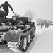 1987. január 13. Honvédségi jármű segít Borsod megyében a hóban elakadt járművek kiszabadításában. Az előtérben egy VT-55 „Kisbika” csörlős harckocsimentő készül a munkához, a háttérben egy BM Volvo homlokrakodó menti az árokba csúszott munkagépet. 