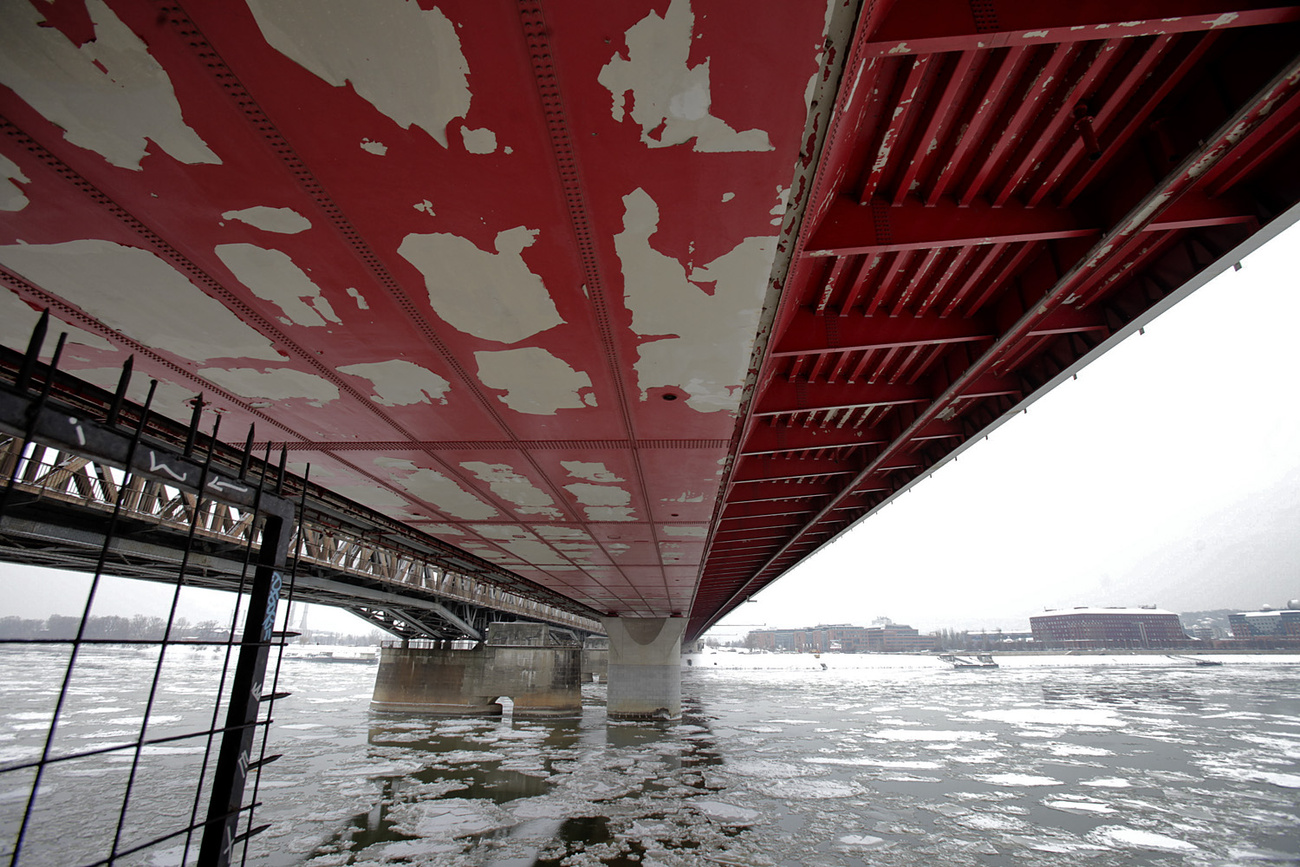 A híd alsó részének festésével kapcsolatban már az első néhány év után jelentkeztek a problémák: a festék nagy darabokban kezdett el hullani.