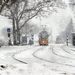 A külvárosban mostanáig 2-5 centiméter hó esett, a belvárosban csak nemrég kezdődött az intenzív havazás. A fővárosi utak járhatóak.