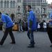 A kék pólós focisták a Városházát, a narancs pólósok a kormányt jelképezték