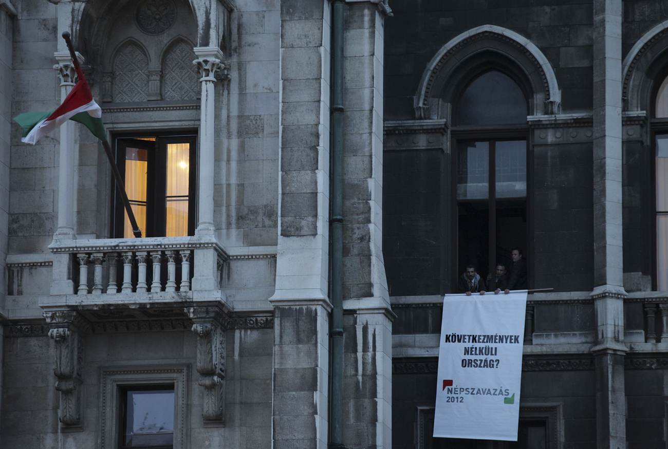 Az akció keretében valószínűleg LMP-sek kilógattak egy molinót a parlament egyik ablakából egy felirattal, amelyen az állt: „Következmények nélküli ország?