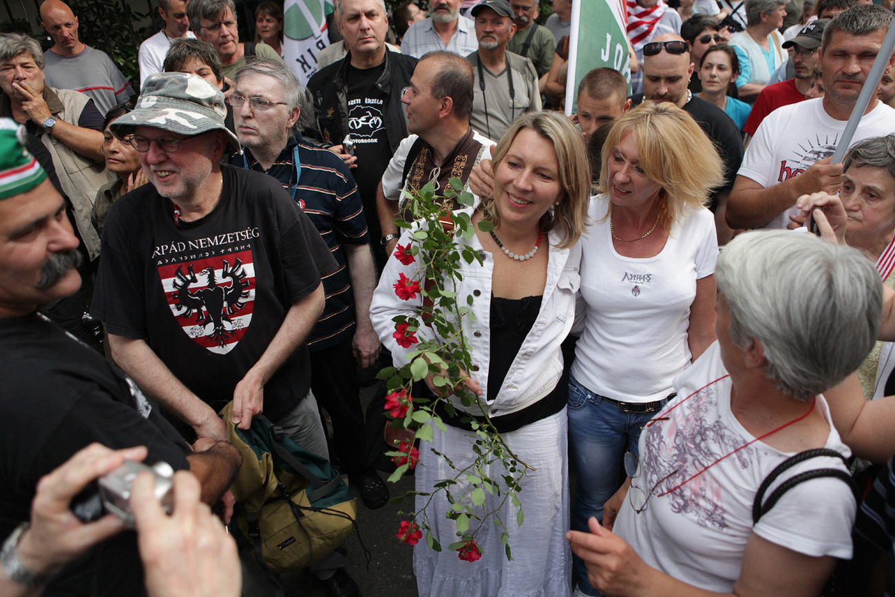 Vona Gábor a Fidesz székháza előtt oligarcházott.