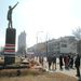 Debrecen 2005. március 15.
Nemzetiszínű szalaggal takarták le az ünnepségre a debreceni Petőfi-szobor talapzatán a vandálkodás nyomait. Március 15-re virradóan ismeretlen tettesek horogkereszteket festettek a debreceni Petőfi-szobor talapzatára