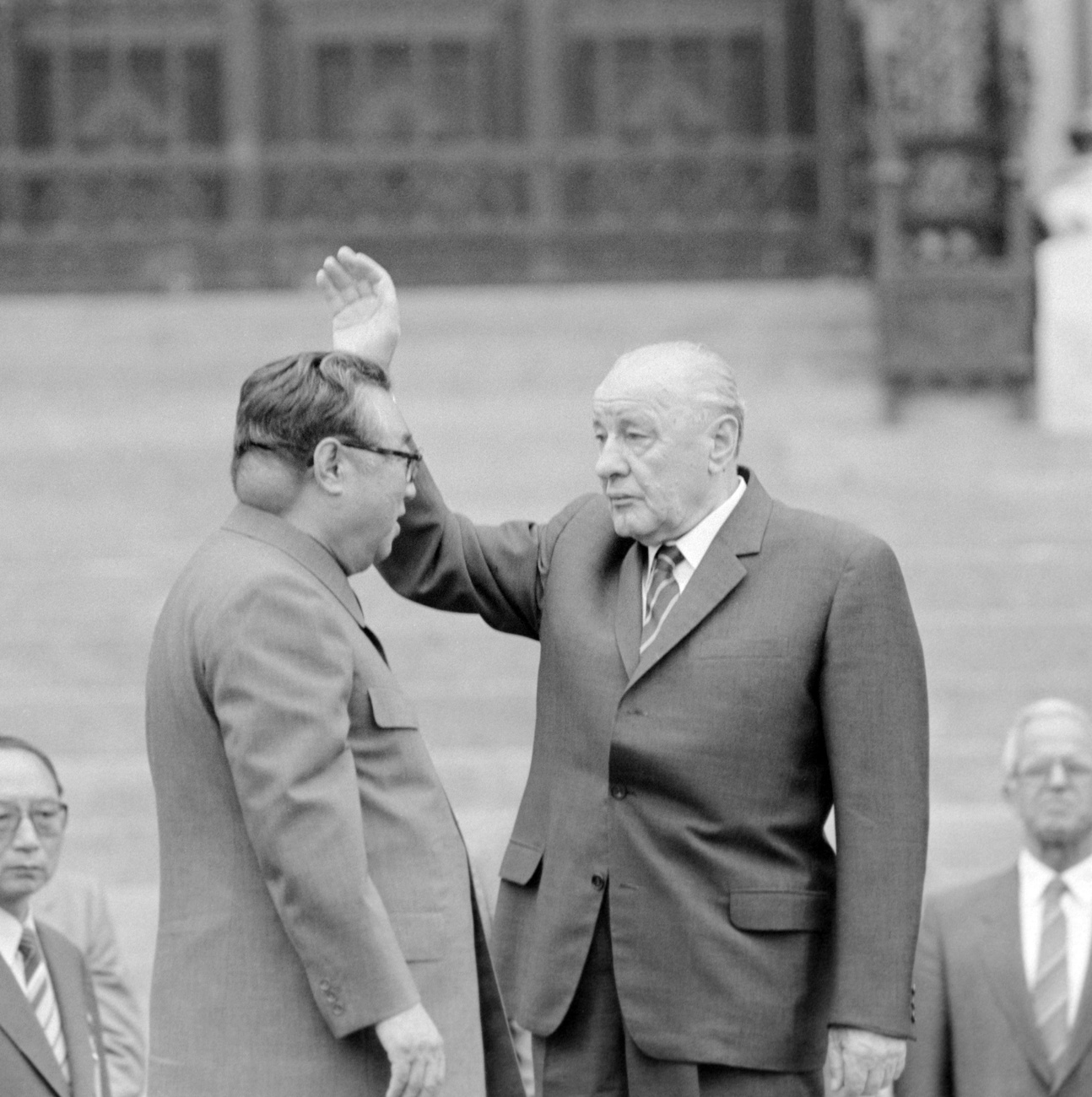 1985. Moszkva. Mihail Gorbacsovval köszöntik egymást.
