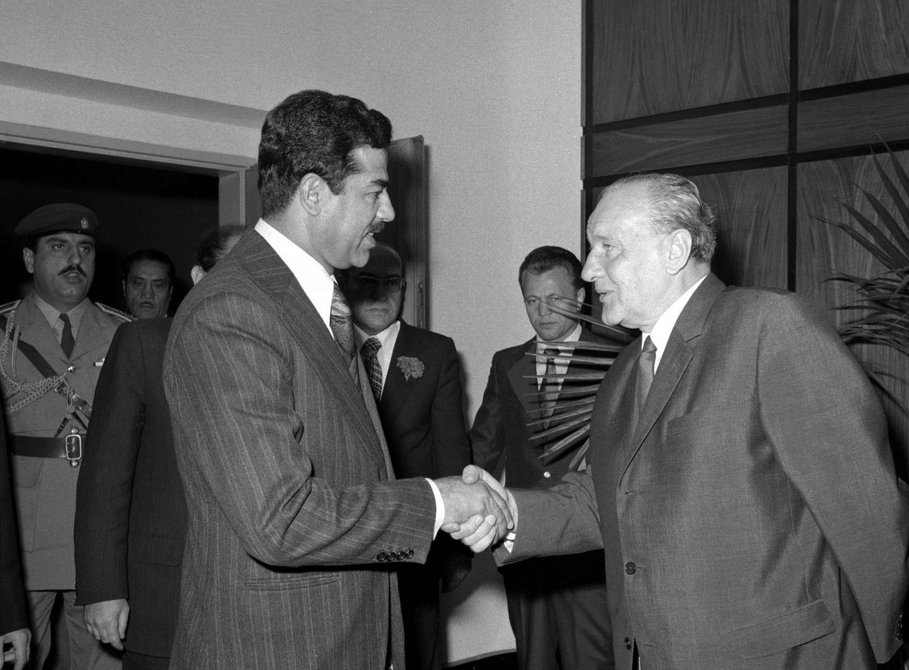 1985. Moszkva. Mihail Gorbacsovval köszöntik egymást.
