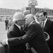 Erich Honeckert, a Német Szocialista Egységpárt Központi Bizottsága főtitkárát, az NDK Államtanácsa elnökét búcsúztatja  82-ben Kádár.