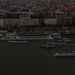 A városnéző hajók kirajzanak esti Budapestet nézni.
