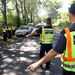 Rendőrök megállítanak egy személygépkocsit a Fejér megyei Csókakő határában.