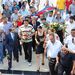 Az azeri baltás gyilkosként elhíresült Ramil Safarov (k) koszorúzási ünnepségen vesz részt a Hajdar Alijev emlékmű előtt Bakuban 2012. augusztus 31-én miután hazaszállították Magyarországról.