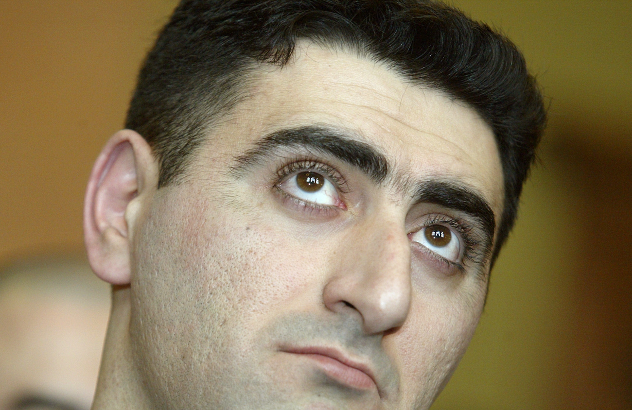 Az azeri baltás gyilkosként elhíresült Ramil Safarov (k) koszorúzási ünnepségen vesz részt a Hajdar Alijev emlékmű előtt Bakuban 2012. augusztus 31-én miután hazaszállították Magyarországról.