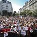 Véget ért Gyurcsány éhségsztrájkja, ezért több ezer szimpatizáns ment el a DK szombat délutáni, a választási feliratozás ellen szervezett nagytüntetésre