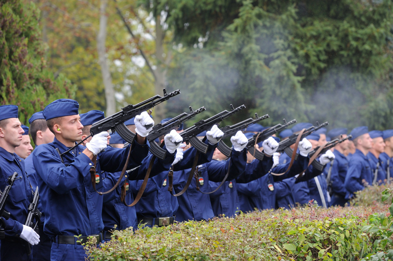 A Készenléti Rendőrség díszszázadának tagjai állnak őrséget a 2012. október 11-én Apátfalván hősi halált halt bajtársuk Kenéz Imre koporsójánál